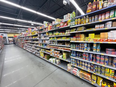 Grovetown, Ga USA - 04: 21 22: Walmart perakende mağazası İçişleri İspanyol Meksika Koridoru