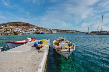 Yunanistan 'ın Sikinos adasındaki Alopronia köyünün güzel bir manzarası
