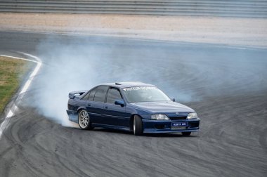 Opel Omega yarış pistinde sürükleniyor