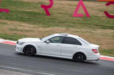 Mercedes Benz AMG C63 yarış pistinde