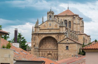 Convento de San Esteban 'ın dışı. Plateresk stilinin bir örneği. Salamanca, İspanya.