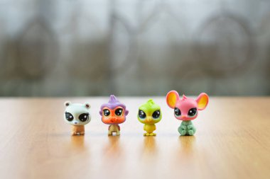 Arka planda izole edilmiş bir Oyuncak koleksiyonu