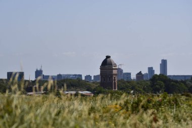Scheveningen 'in siluetinin önündeki eski bir kule manzarası. Scheveningen, Hollanda.