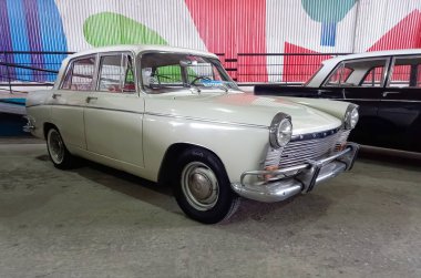 Yaşlı beyaz Morris Oxford 1650 dört kapılı sedan. 1960 'larda Siam Di Tella' da bir depo avlusunda. Klasik araba şovu. Kopyalama alanı