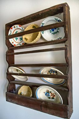 Duvardaki eski tabaklar.