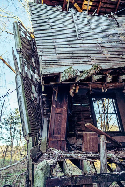 Uma Vista Uma Casa Assustadora Abandonada Floresta — Fotografia de Stock