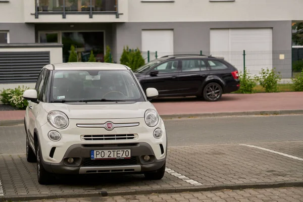 Fiat 500 Bil Parkeringsplass Stare Zegrze Området Poznan Polen – stockfoto