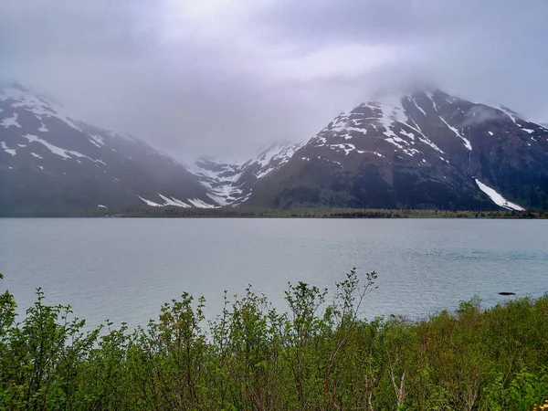 Alaska 'daki dağların ve fiyortların görüntüsü