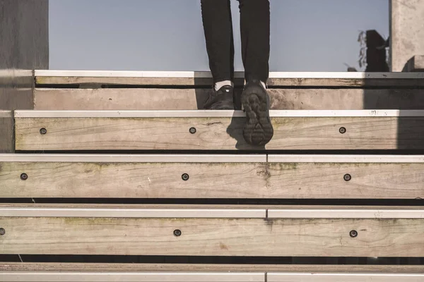 Merdivenleri Tırmanıp Hedeflerine Ulaşmak Için Her Seferinde Bir Adım — Stok fotoğraf
