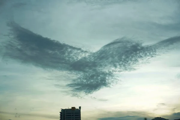 Las Nubes Cielo Tienen Forma Están Dispuestas Como Pájaro Que — Foto de Stock