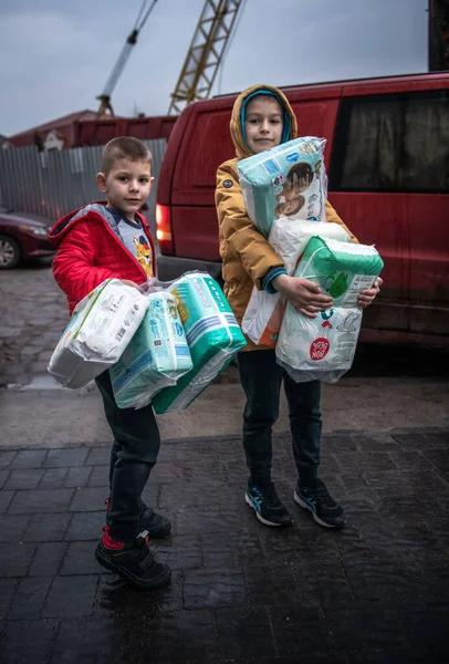 Young Ukrainian Volunteers Help Load Unload Distribute Aid Delivered Western — Stock Photo, Image