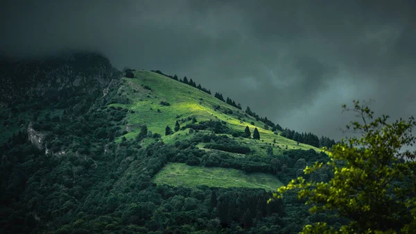 Une Vue Naturelle Paysage Montagneux Sous Ciel Sombre Campagne — Photo