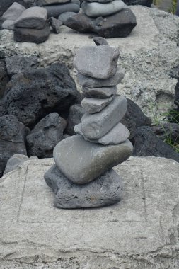 Portekiz, Sao Miguel 'de, Azores Adası' nda, istiflenmiş taşların dikey çekimi.