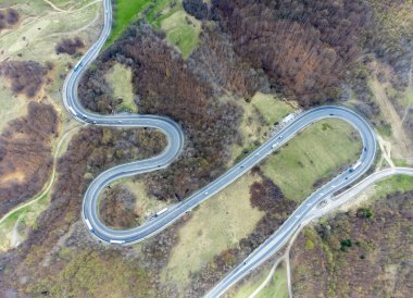Piatra Craiului geçidi - Romanya yukarıdan görüldü, bahar, rota, arabalar, yol
