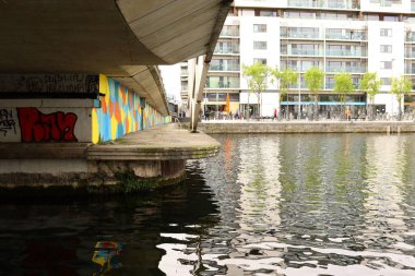 Dublin 'deki Grand Canal Rıhtımı' nda modern bir köprünün altında bir grafiti manzarası
