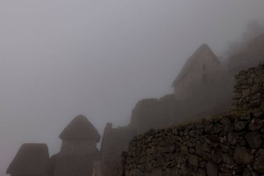 Peru 'daki Machu Picchu' nun İnka harabeleri sisli bir günde