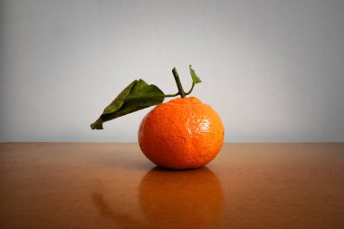 Tahta masadaki taze portakalın yakın plan çekimi.