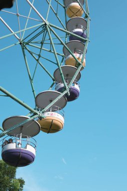 Gökyüzünün arka planında dönme dolabın dikey görüntüsü