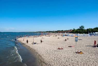 Polonya 'da Baltık Denizi kıyısında kalabalık Sopot plajı