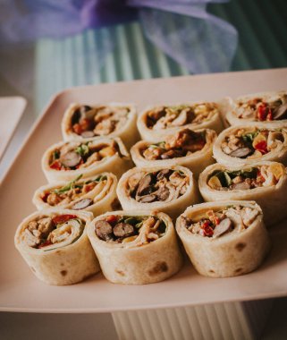 Düğün için dekorasyonlu lezzetli bir parmak yemeği.