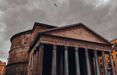 Roma, İtalya 'daki Pantheon' un dış görünüşü bulutlu bir arka planda