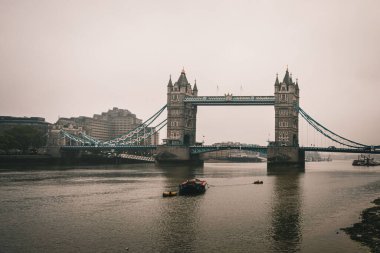 İngiltere, Londra 'daki ünlü Tower Bridge' in kasvetli bir gökyüzü altında manzarası