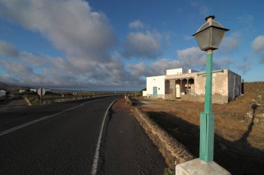 Çölde bir bulutlu gökyüzü üzerinde bina terk