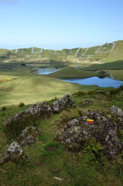 Azores, Portekiz 'deki Corvo Adası' ndaki güzel Caldeirao Gölünün manzarası.