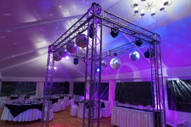 Güzel süslemeleri olan bir düğün salonu.