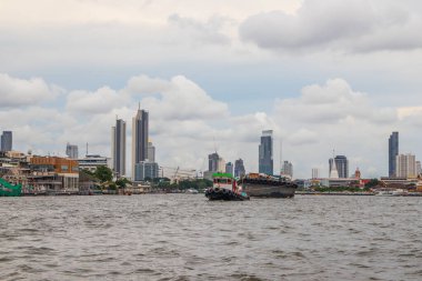 Tayland 'ın güneydoğu Asya bölgesindeki Chao Phraya Nehri' nde kargo gemisi olan bir römorkör.
