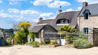 Brittany, Ile aux Moines adası Morbihan körfezinde, köydeki tipik evler