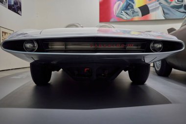 Motion 'daki Firebird arabası. Otomobiller, Sanat, Mimarlık Sergisi Guggenheim Müzesi Bilbao, İspanya