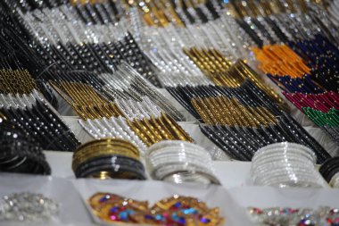 Mücevherler Dhaka, Bangladeş 'te vitrinlerde sergileniyor.