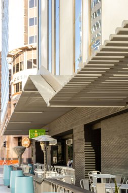 Modern binaları ve Arizona, ABD 'de boş bir caddesi olan Phoenix şehir merkezi.