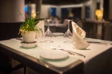 Lüks bir otelde boş bir yemek masası.