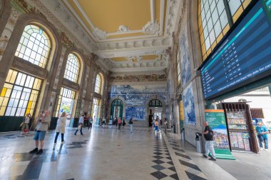 Yazın Porto şehrindeki Eski Sao Bento Tren İstasyonu 'nda bazı insanlar