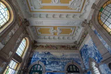 Yazın Porto şehrindeki Sao Bento tren istasyonunun ana salonu.