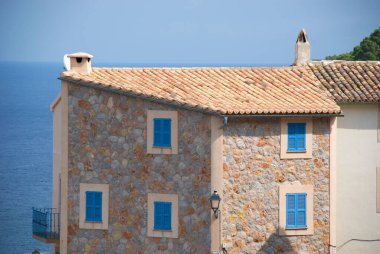 İspanya, Mallorca 'daki Akdeniz taş evinin mavi kepenkleri.