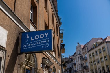 Chwaliszewo caddesindeki eski bir binada Lody Chwaliszewo dondurma büfesi.