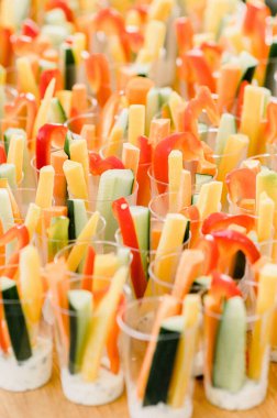 Düğünde parmak yiyeceği olarak dilimlenmiş sebzelerin dikey çekimi.
