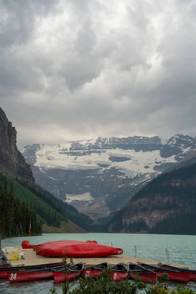 Vertical Shot Turquoise Lake Louise Rental Canoes Surrounded High Mountains — Stock Photo, Image