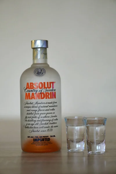 Colpo Verticale Una Bottiglia Marca Svedese Absolut Vodka Mandrin Due — Foto Stock