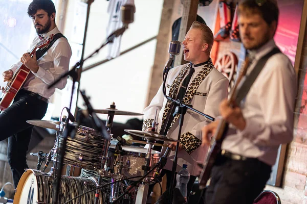 Una Banda Interpretando Sus Canciones Con Instrumentos Musicales Durante Exposición — Foto de Stock