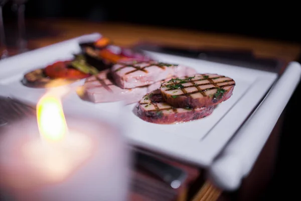 Een Bord Gegrilde Kipfilet Met Gegrilde Plakjes Aardappelen Tomaten Uien — Stockfoto