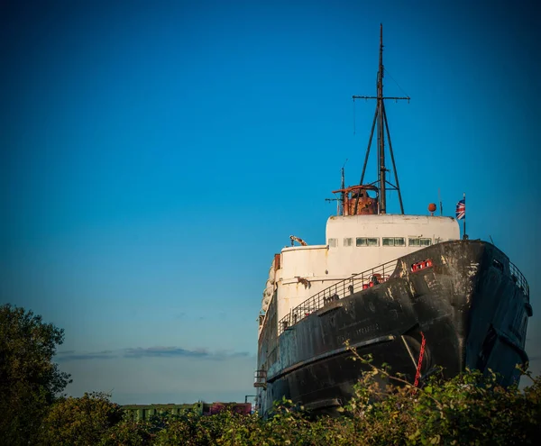 古い船 北ウェールズの都市崩壊 青い空に対するランカスター公 — ストック写真