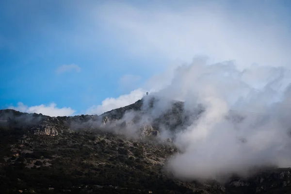 Прекрасный Вид Гору Мон Агель Покрытую Туманными Облаками — стоковое фото
