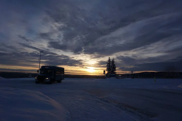 夕暮れ時のアラスカの自然の中でトラックの景色 — ストック写真