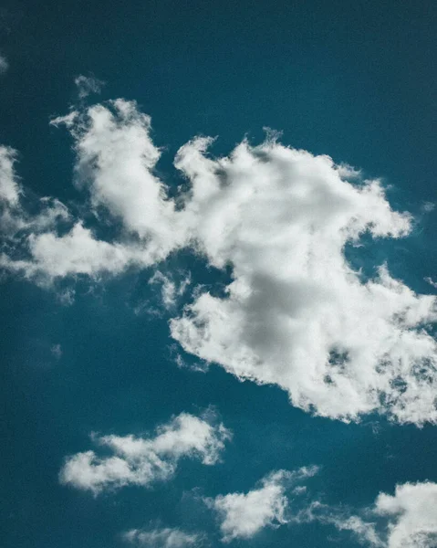 Plano Vertical Las Nubes Blancas Cielo Azul — Foto de Stock