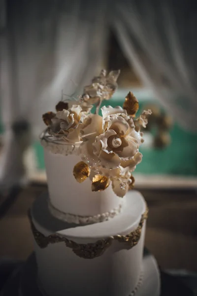 Eine Vertikale Aufnahme Einer Weiß Goldenen Hochzeitstorte Einem Restaurant — Stockfoto