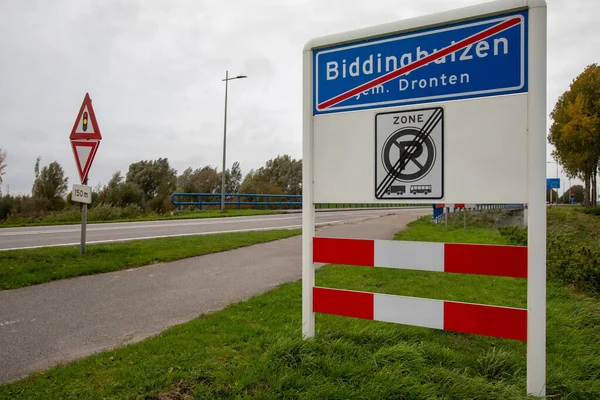 オランダのBiddinghuizen村の終わりを示す赤い線の標識 — ストック写真